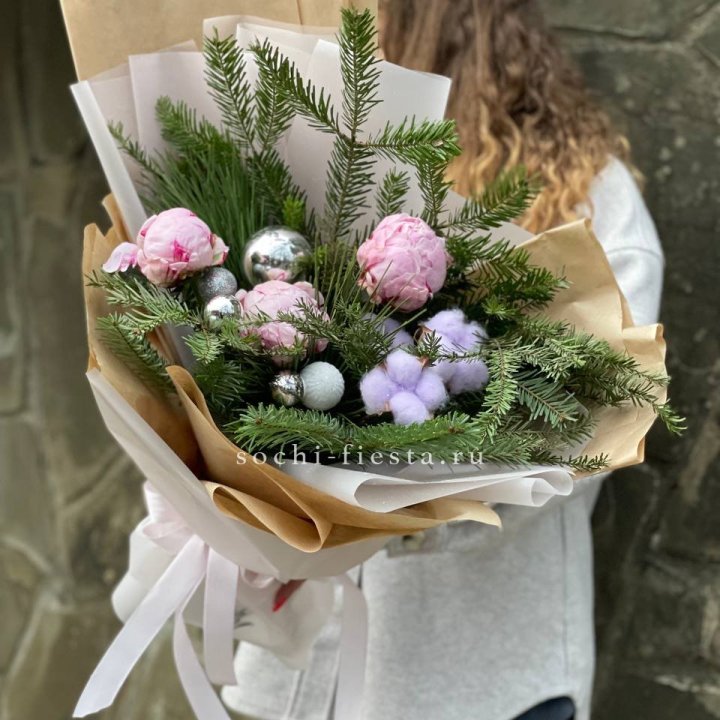 Новогодний букет с пионами  в Ульяновске