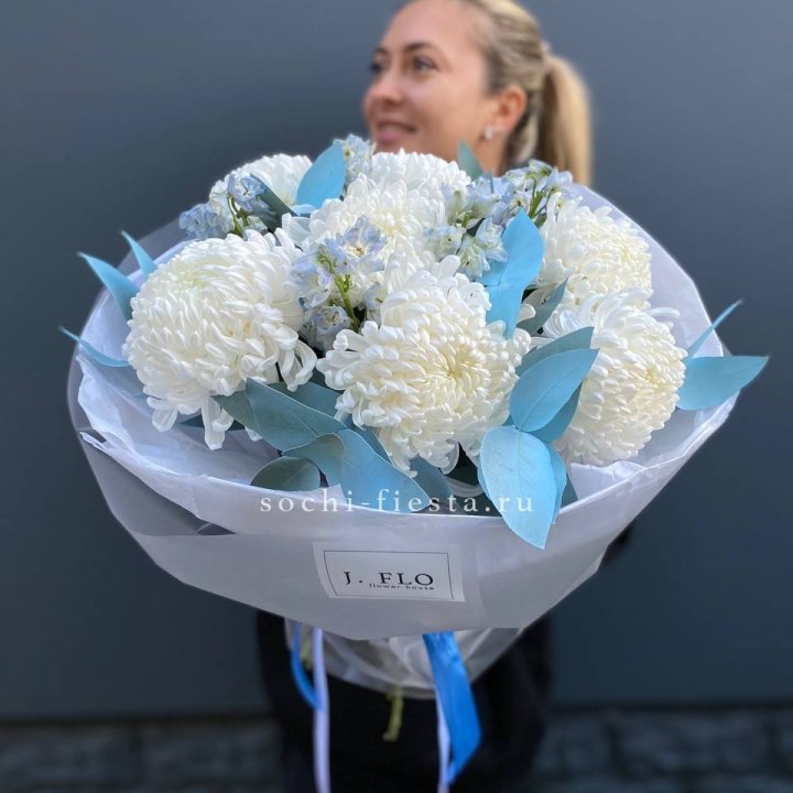 Букет хризантем Бигуди и дельфиниума  в Ульяновске