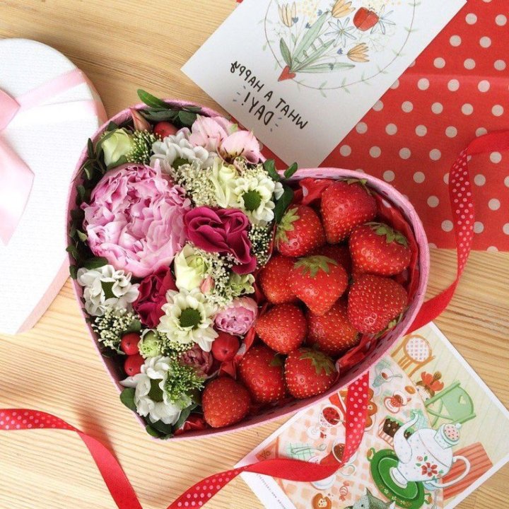 Бокс с клубникой и цветами в Ульяновске