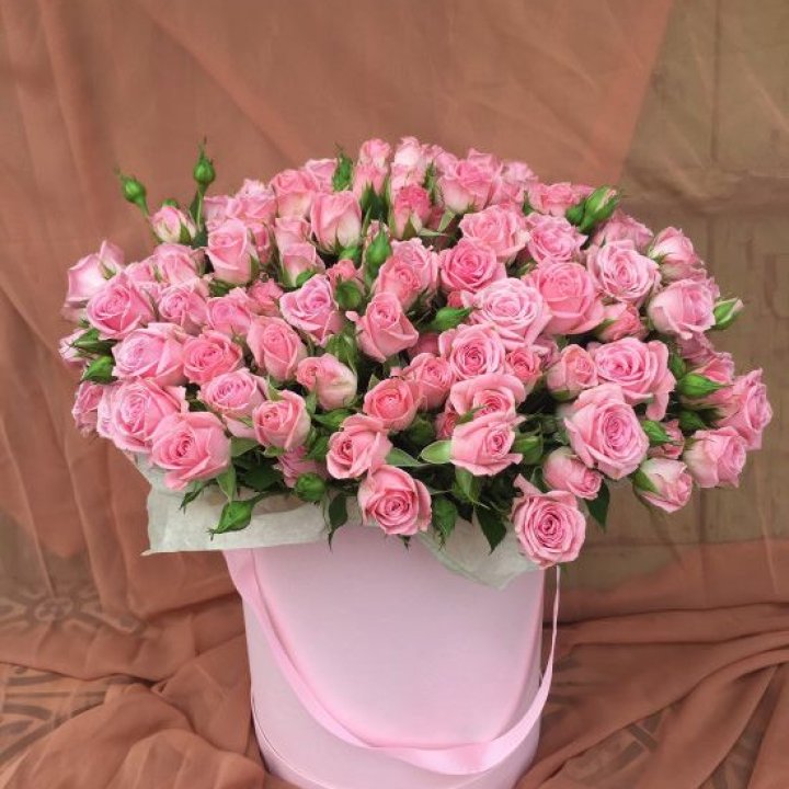 Кустовые розы в коробке в Ульяновске