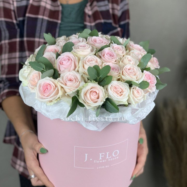 35 розовых роз в цилиндре в Ульяновске