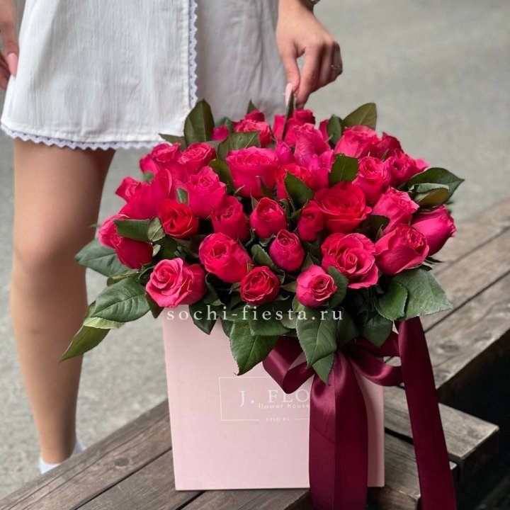 55 алых роз в кубе в Ульяновске