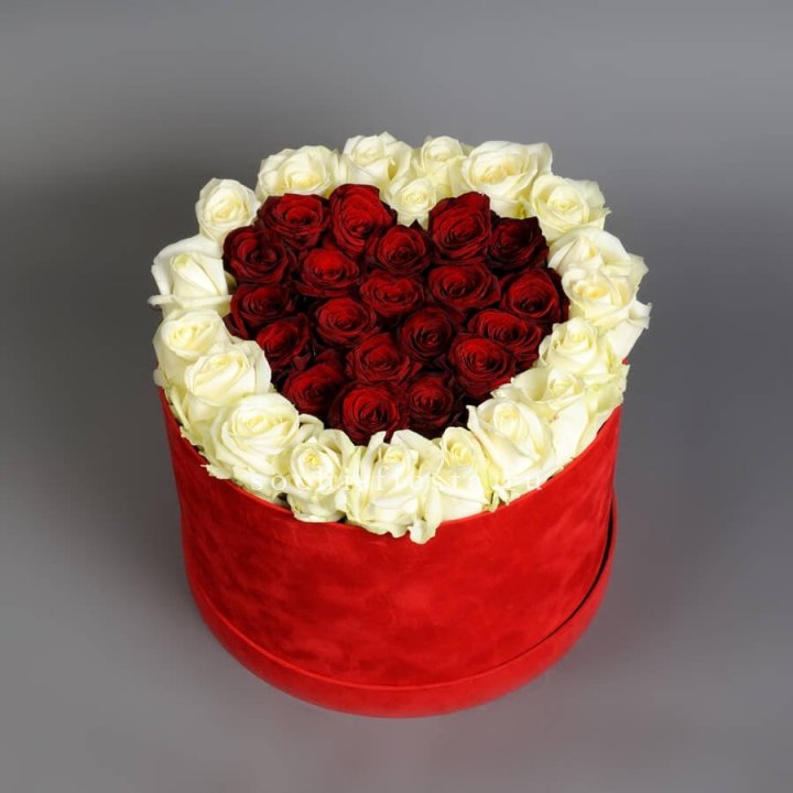 39 красных и белых роз в цилиндре в Ульяновске