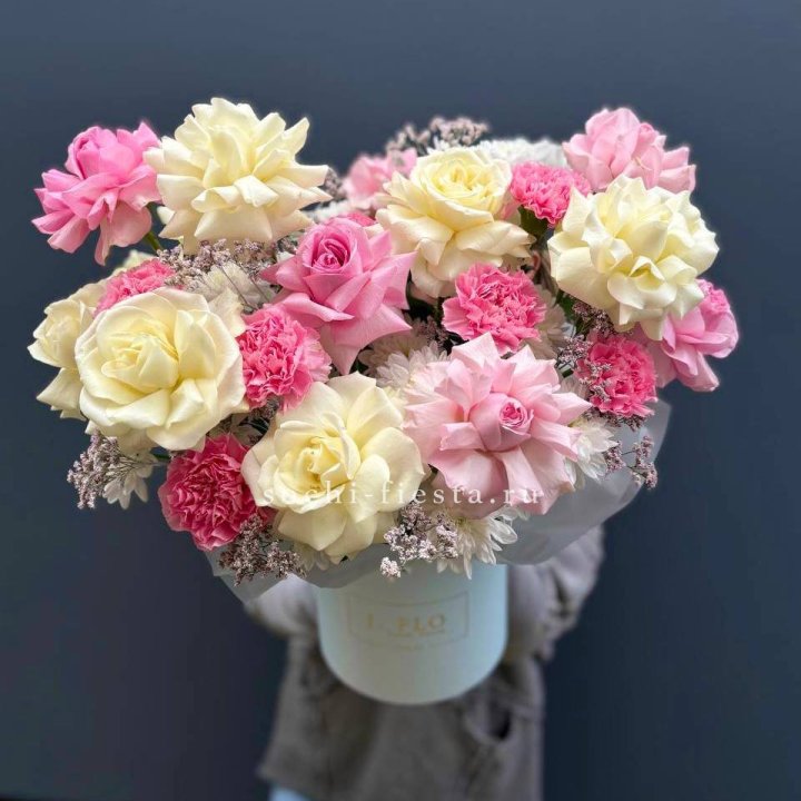 Коробка французских роз и диантусов "Бони" в Ульяновске