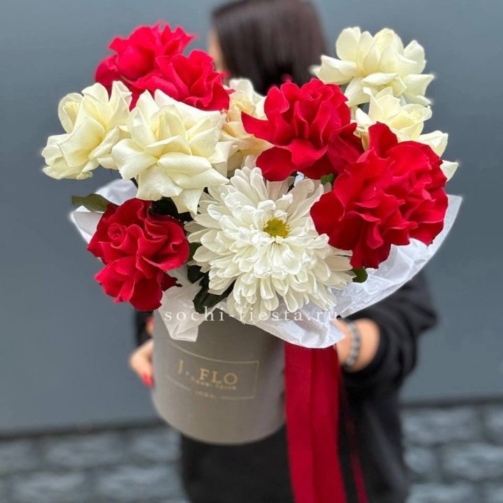 Французские розы с хризантемой в боксе в Ульяновске