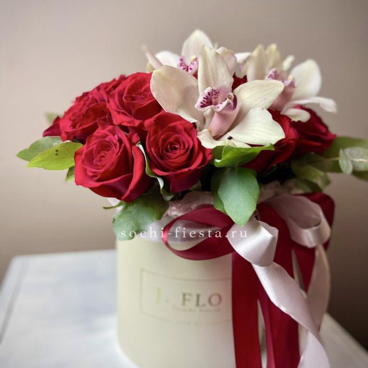 Розы и орхидеи в боксе в Ульяновске