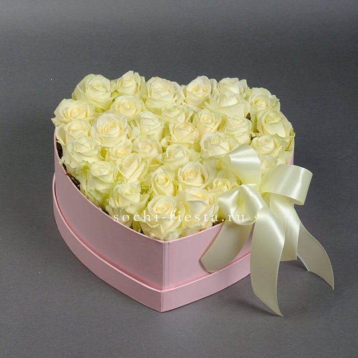 35 белых роз в коробке "Сердце" в Ульяновске