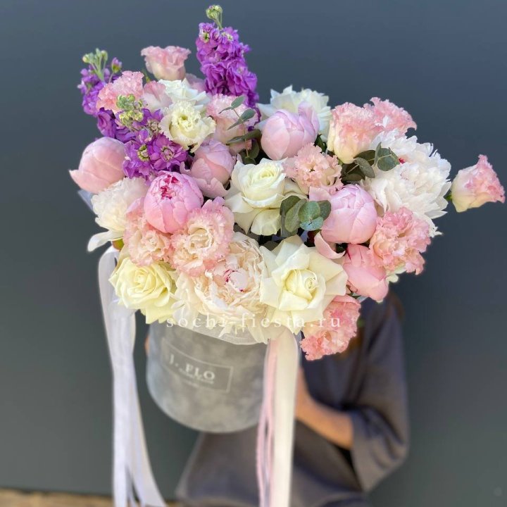 Дизайнерский цилиндр с пионами "Ривьера" в Ульяновске