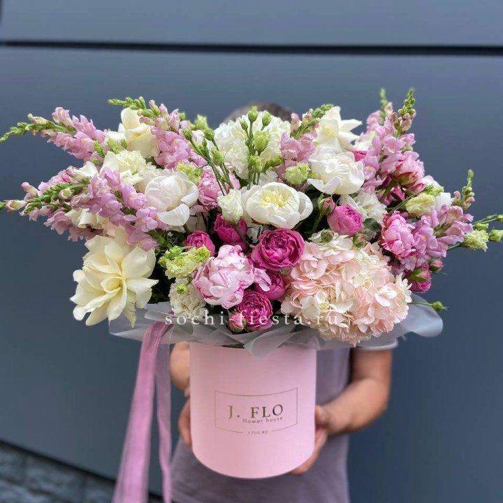 Дизайнерский цилиндр с пионами "Саманта" в Ульяновске