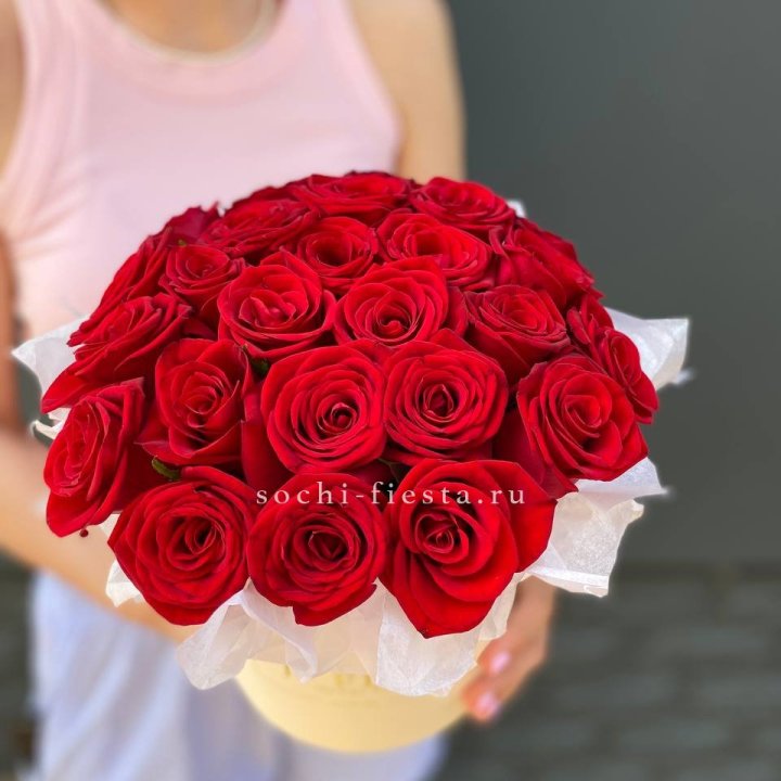 Красные розы в цилиндре в Ульяновске