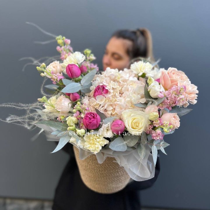 Цветочная композиция в джутовом боксе  в Ульяновске