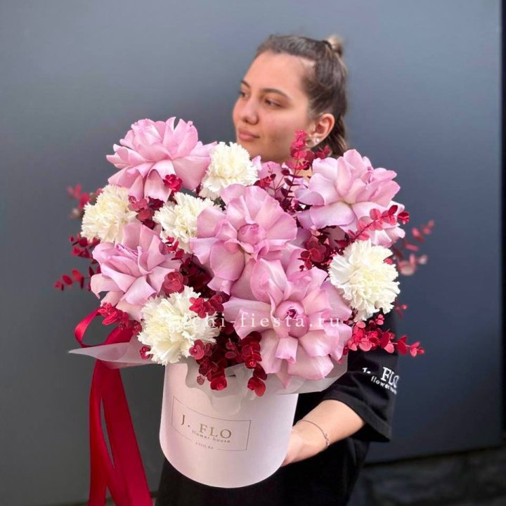 Бокс с французскими розами "Вела вита" в Ульяновске