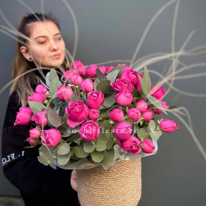 Пионовидные розы Мисти Бабблс в джутовом кашпо в Ульяновске