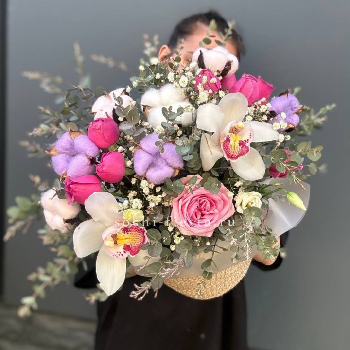 Орхидея и розы в джутовом кашпо в Ульяновске