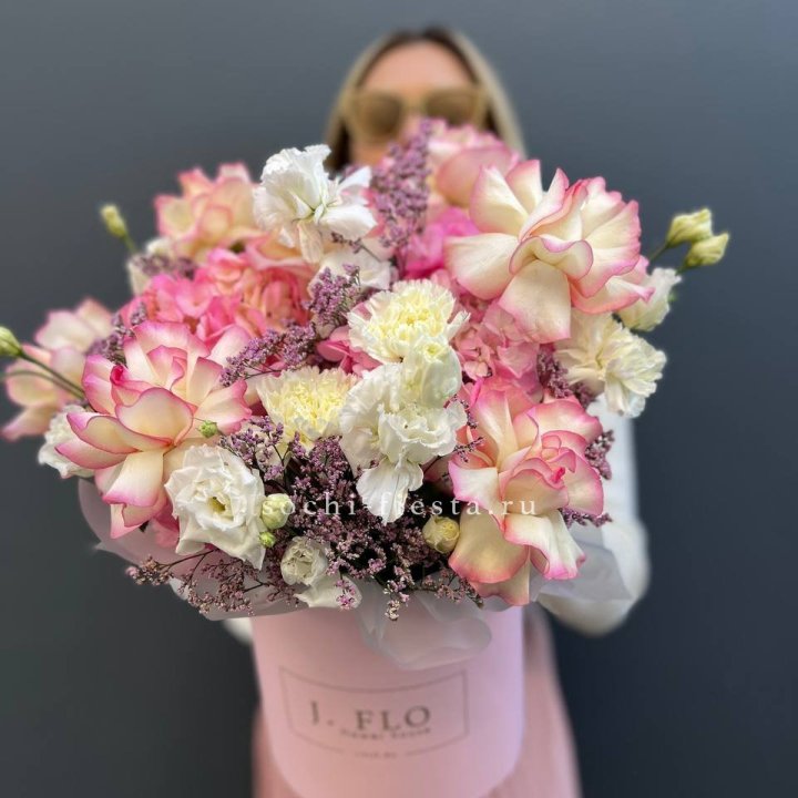 Цветочная композиция "Глория" в боксе в Ульяновске