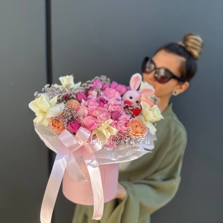 Дизайнерский цилиндр с игрушкой "Лола" в Ульяновске