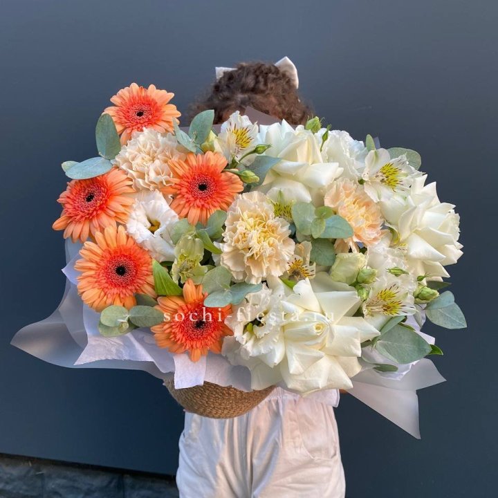 Розы и герберы в джутовом кашпо "Георгино" в Ульяновске