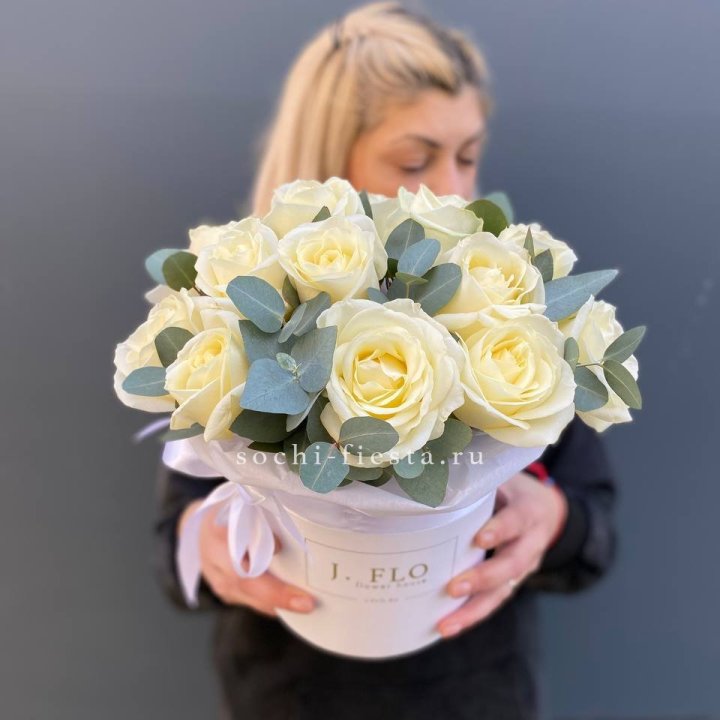 15 белых роз в боксе в Ульяновске