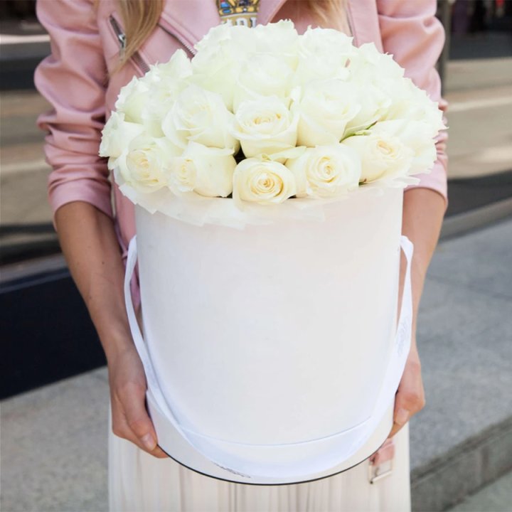 35 белых роз в цилиндре в Ульяновске