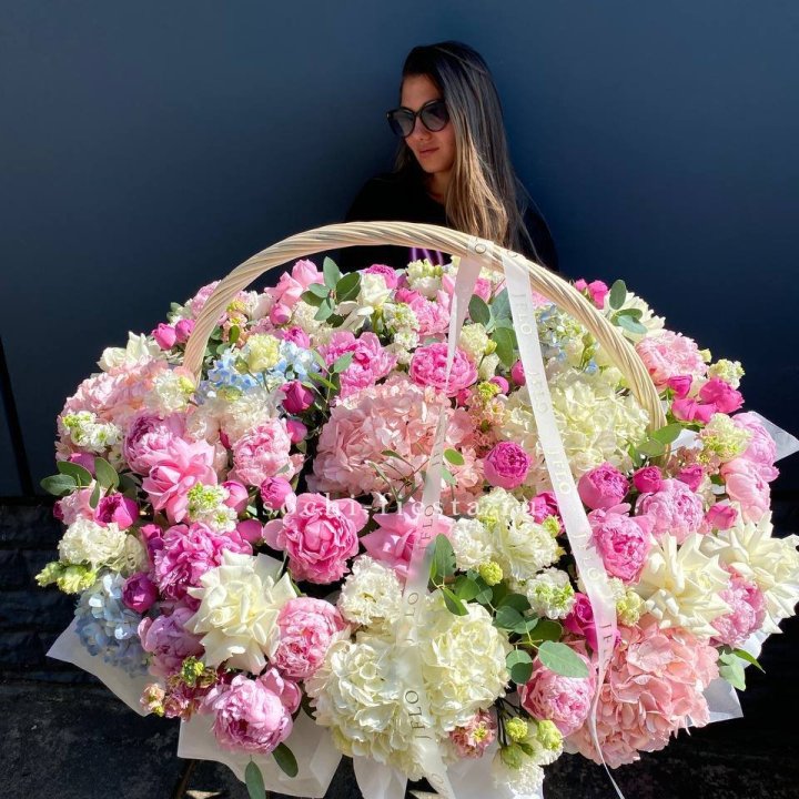 Цветочная корзина из пионов и пионовидных роз "Перфекте" в Ульяновске