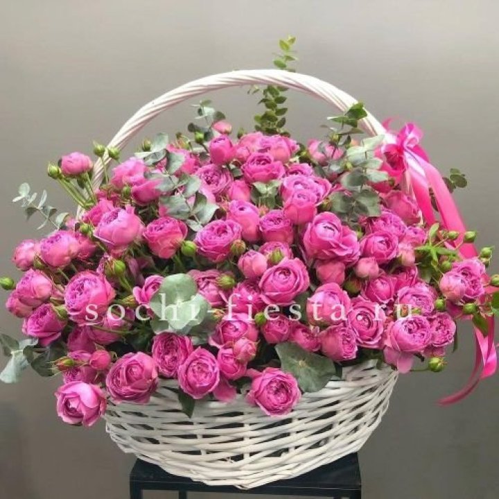 65 пионовидных кустовых роз в корзине в Ульяновске