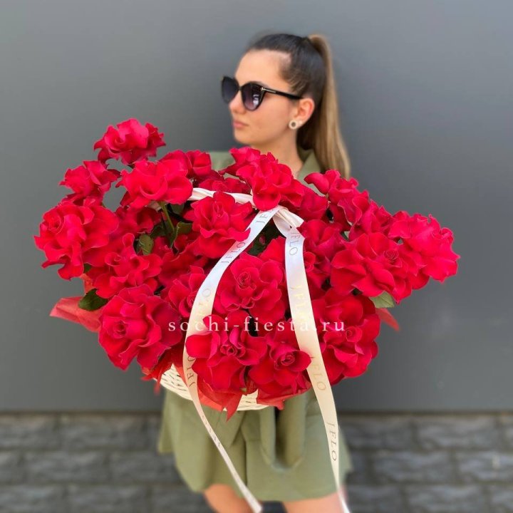 Красные французские розы в корзине в Ульяновске