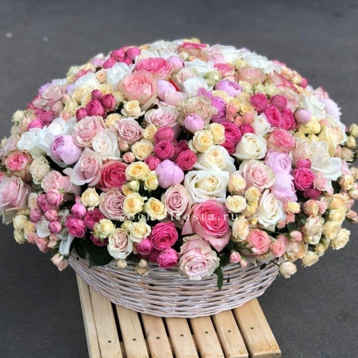 Цветочная корзина из пионов и пионовидных роз "Юниверсити" в Ульяновске