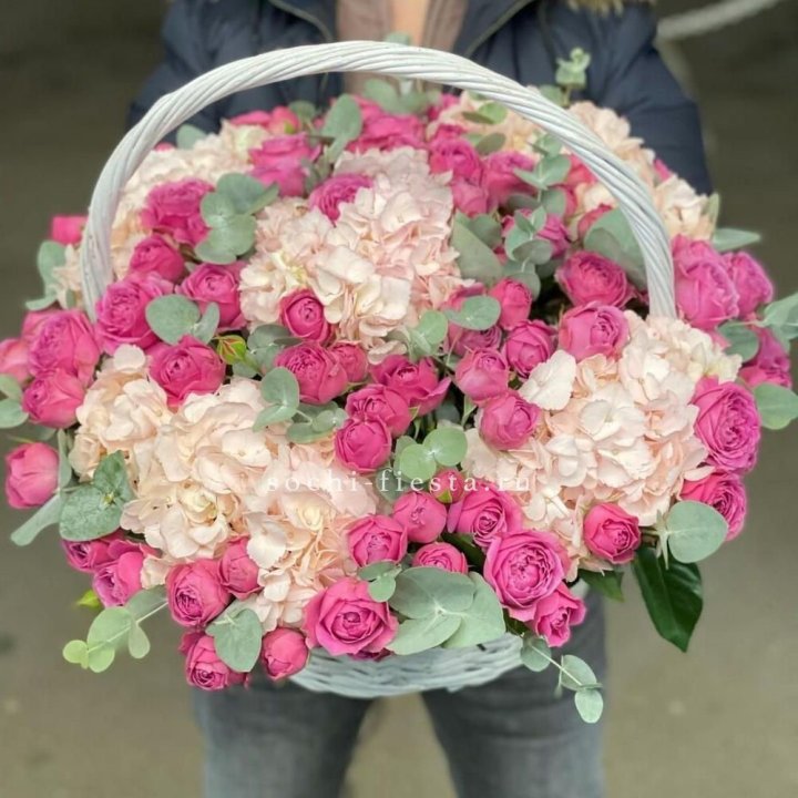 Корзина с гортензией и Мисти Баблс в Ульяновске