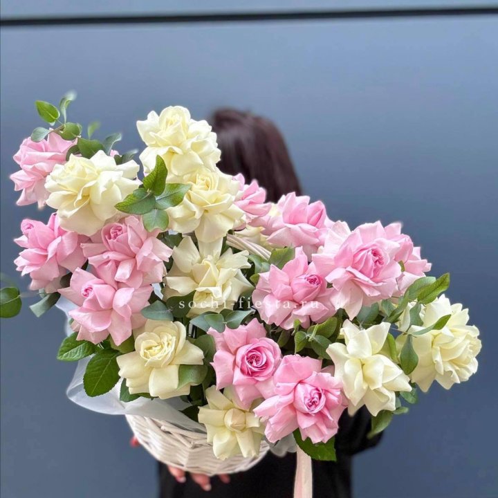 25 Французских роз в корзине в Ульяновске