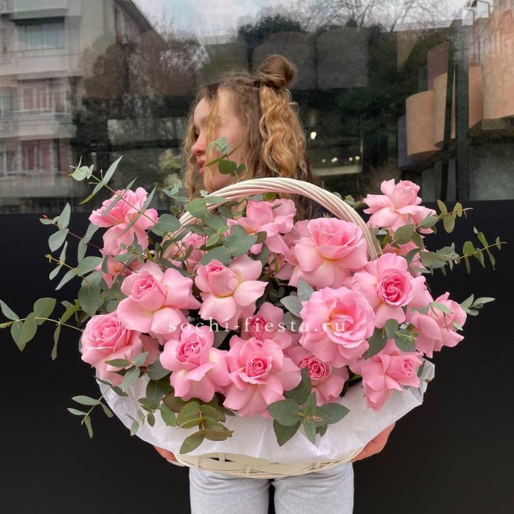 25 роз в цветочной корзине  в Ульяновске