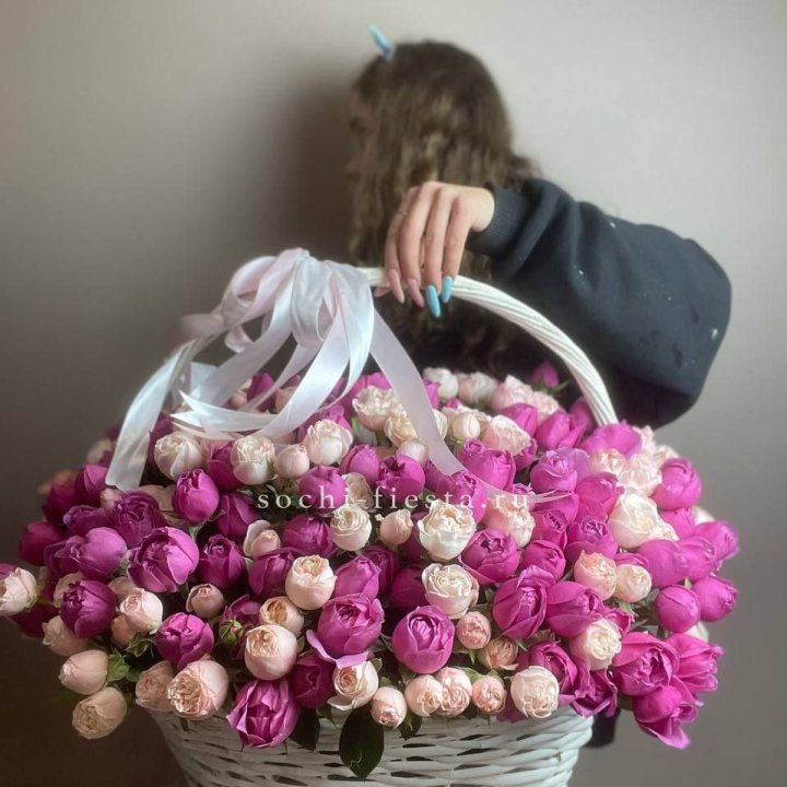 Премиум корзина пионовидных кустовых роз в Ульяновске