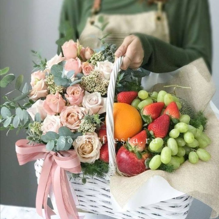 Фруктовая корзина c цветами в Ульяновске