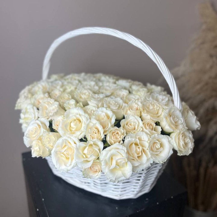 101 белая роза в корзине в Ульяновске