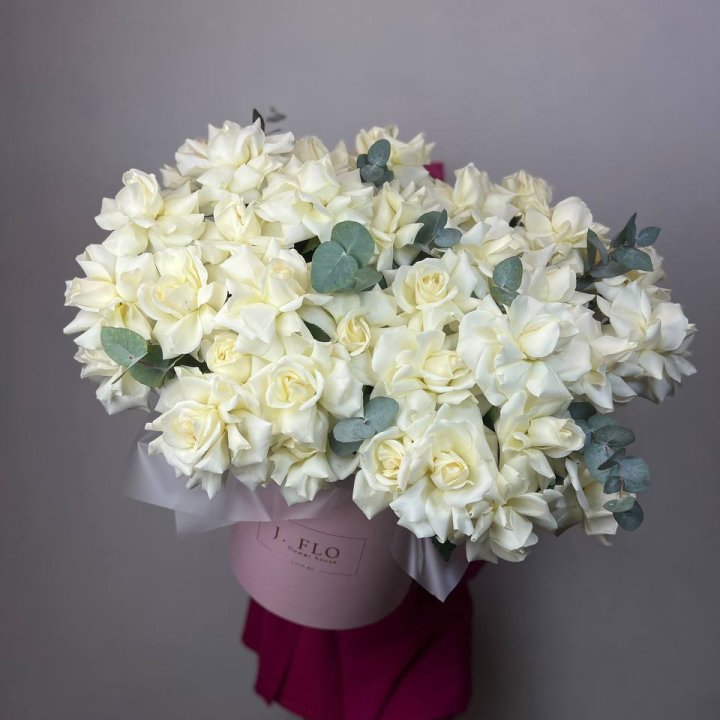 37 белых роз в боксе в Ульяновске