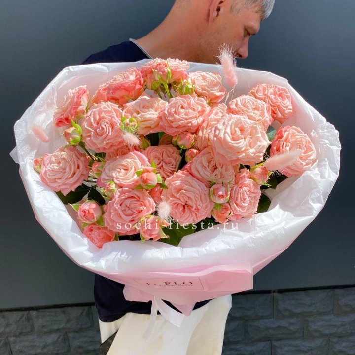 Пионовидные розы Мадам Бомбастик в Ульяновске