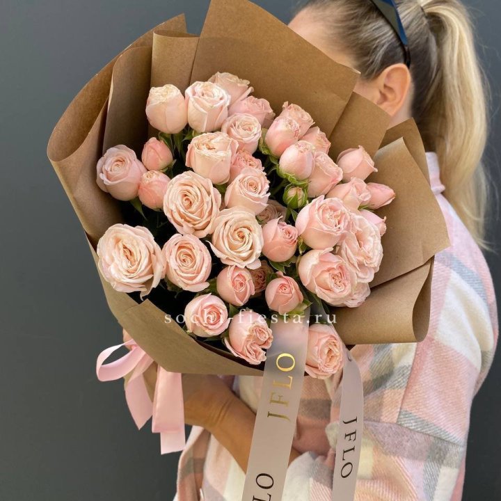 Кустовые розы Бомбастик в крафте в Ульяновске