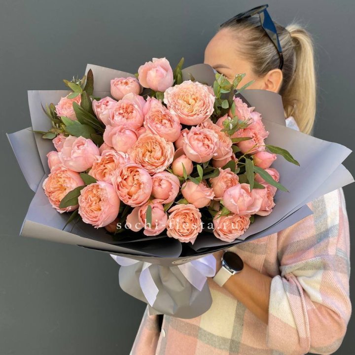 Букет с пионовидными розами "Пивайн" в Ульяновске