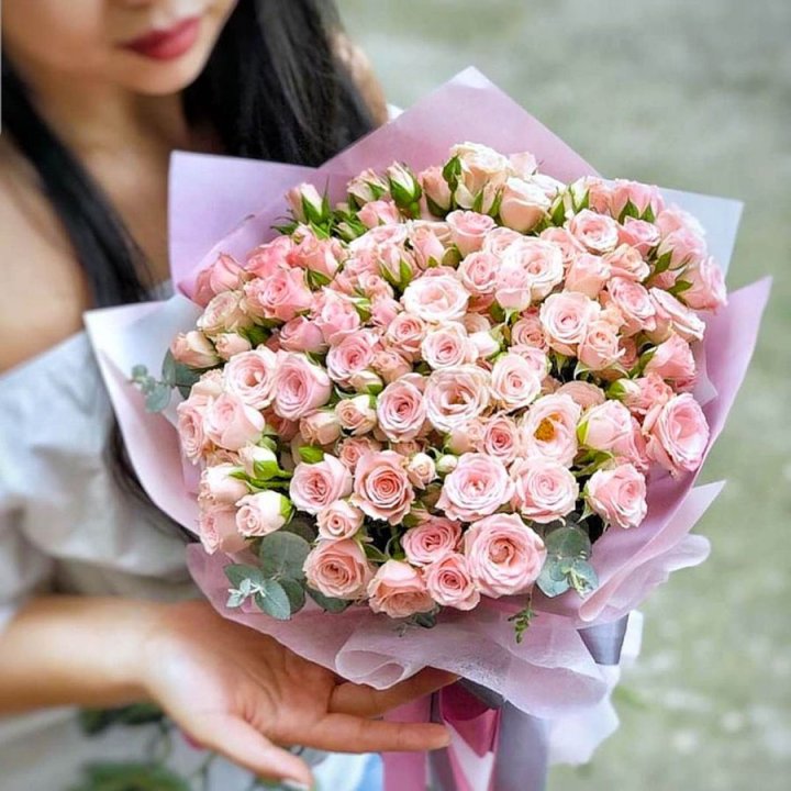 Кустовые розы с эвкалиптом в Ульяновске