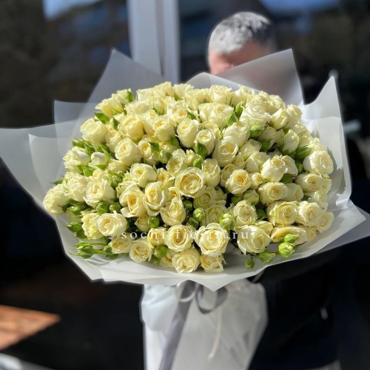 Белые кустовые розы 31 шт в Ульяновске