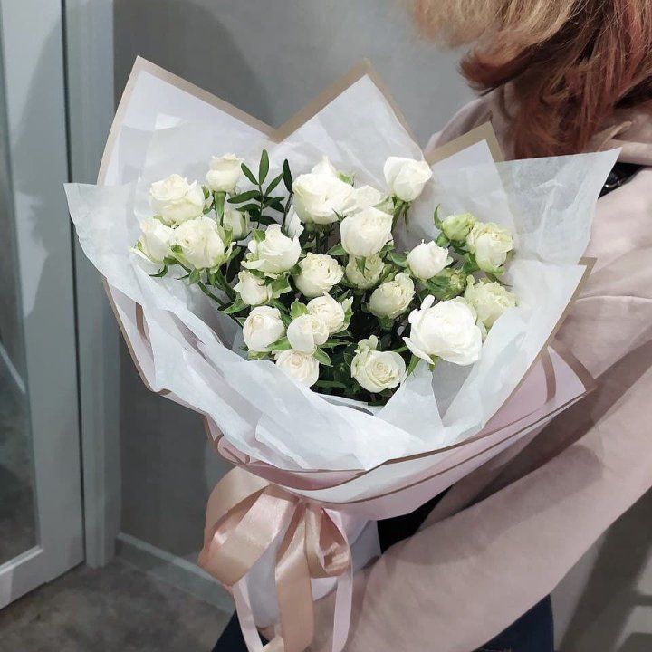 Белоснежные кустовые розы в Ульяновске