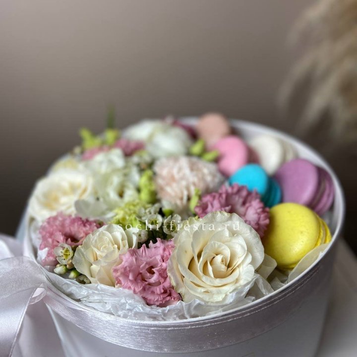 Цветы в цилиндре с макаронс "Прованс" в Ульяновске