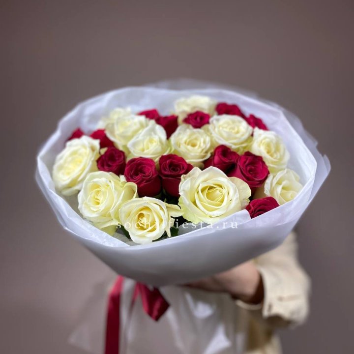 Букет их красных и белых 25 роз в Ульяновске