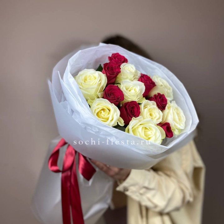 Букет из красных белых 15 роз в Ульяновске
