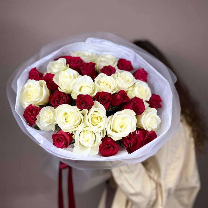 Букет из красных белых 35 роз в Ульяновске