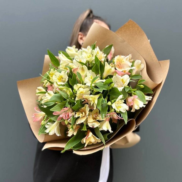 Букет альстромерий в крафте в Ульяновске