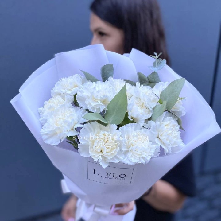 Букет белых диантусов с эвкалиптом в Ульяновске