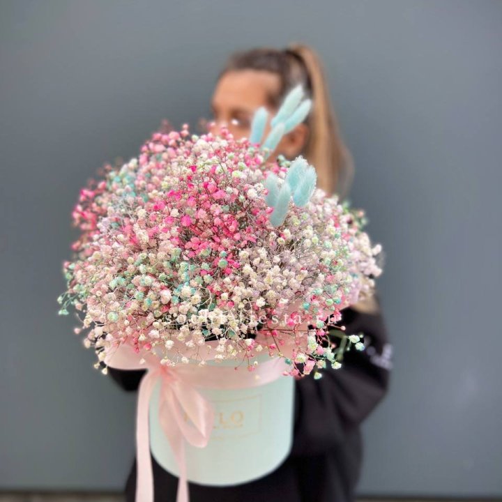 9 Радужных гипсофилы в шляпной коробке в Ульяновске