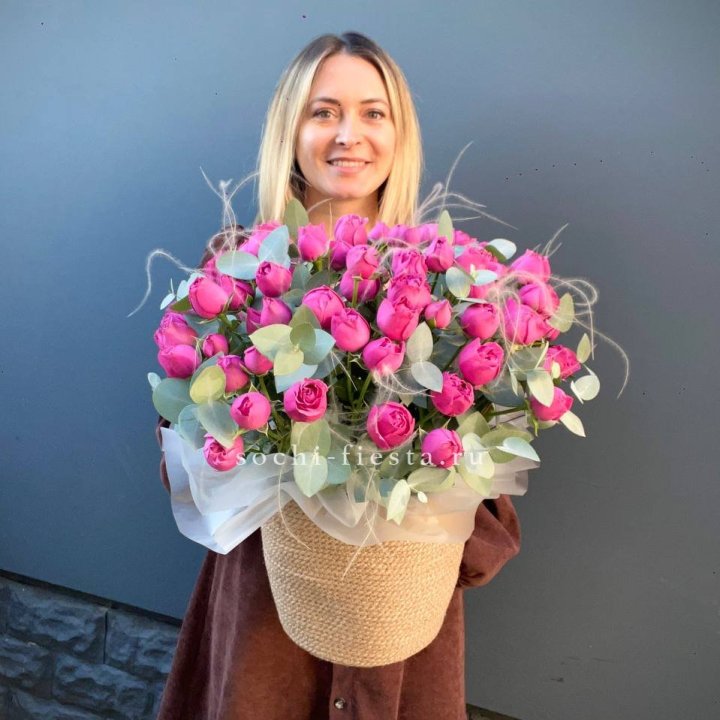 Пионовидные розы  в джутовом кашпо  в Ульяновске