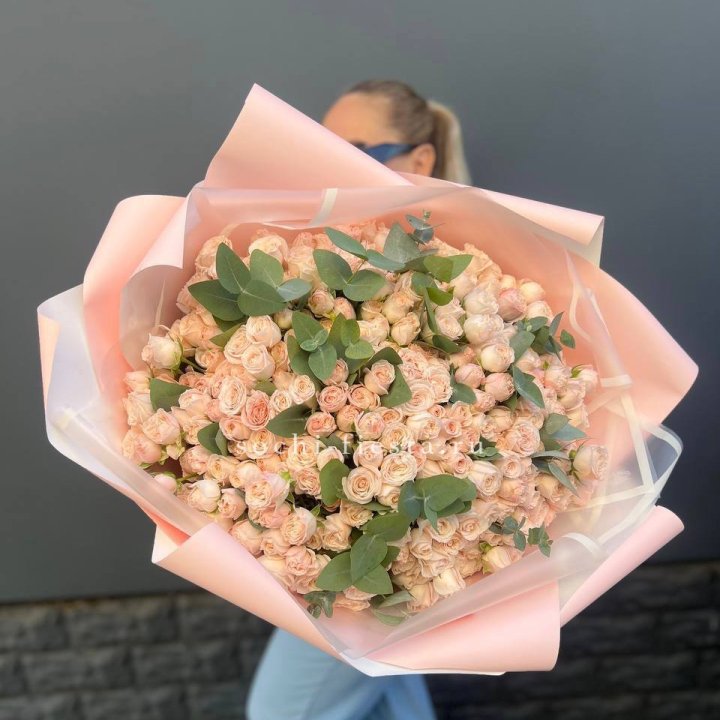 101 кустовая роза с эвкалиптом в Ульяновске