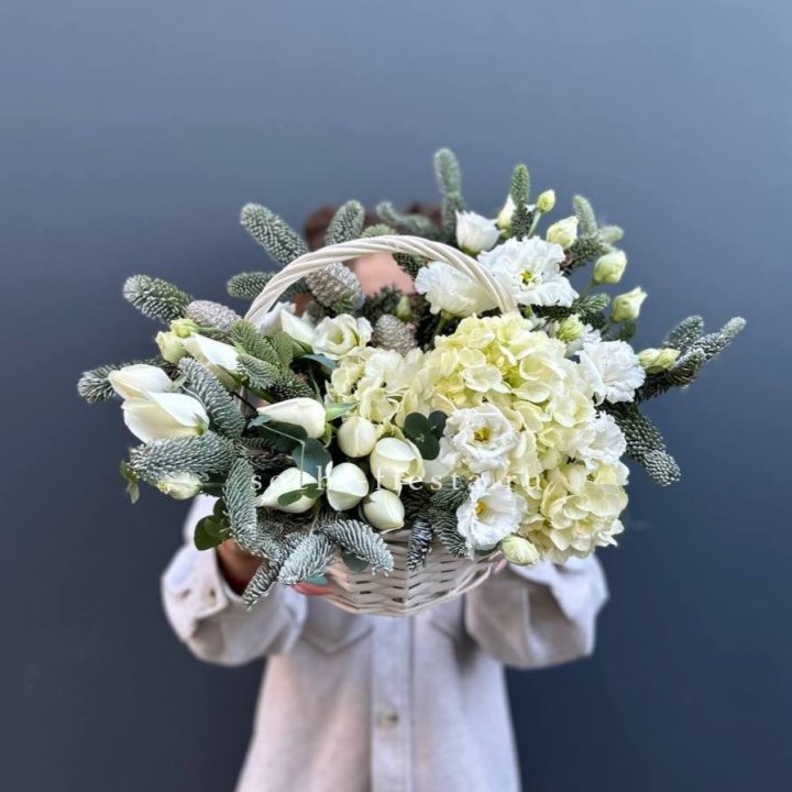 Новогодняя корзина с цветами в Ульяновске